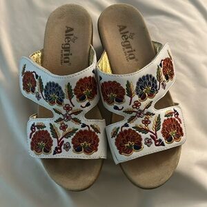 Alegria Lin Wedge Sandals Women's 38 White Floral Leather Slip On Shoes 7.5-8